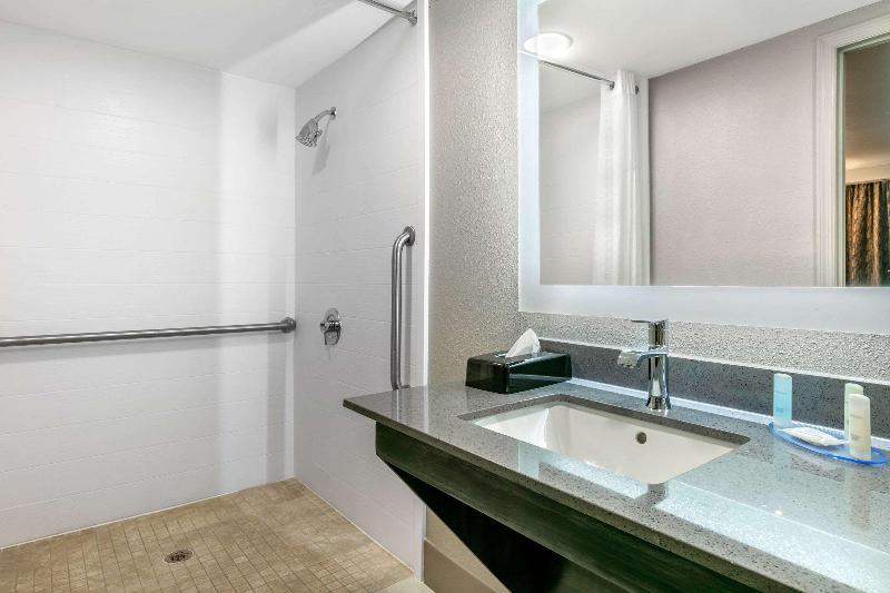 Номер Стандарт Адаптированный для Инвалидов, Holiday Inn London Luton Airport, An Ihg