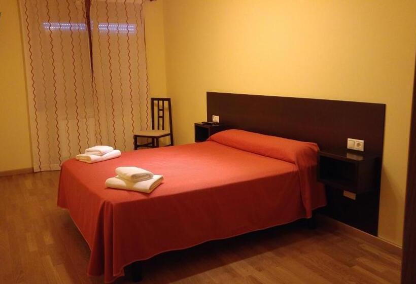 شقة غرفتين, Hostal Casasnovas