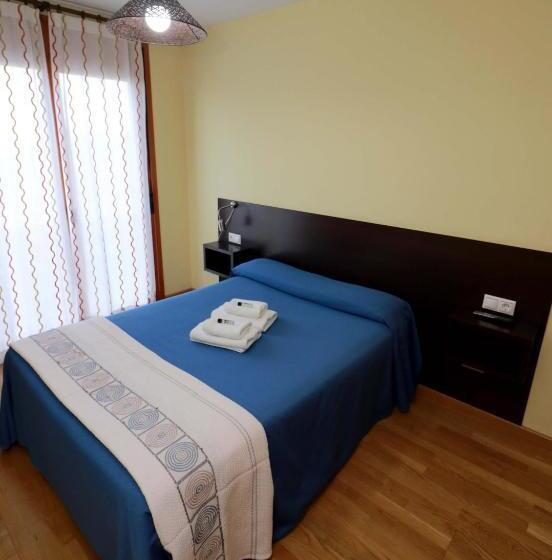 Апартаменты 3 Спальни, Hostal Casasnovas