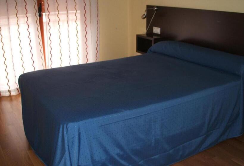 شقة غرفتين, Hostal Casasnovas