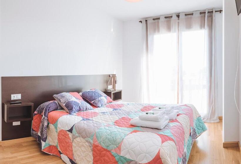 Апартаменты 3 Спальни, Hostal Casasnovas