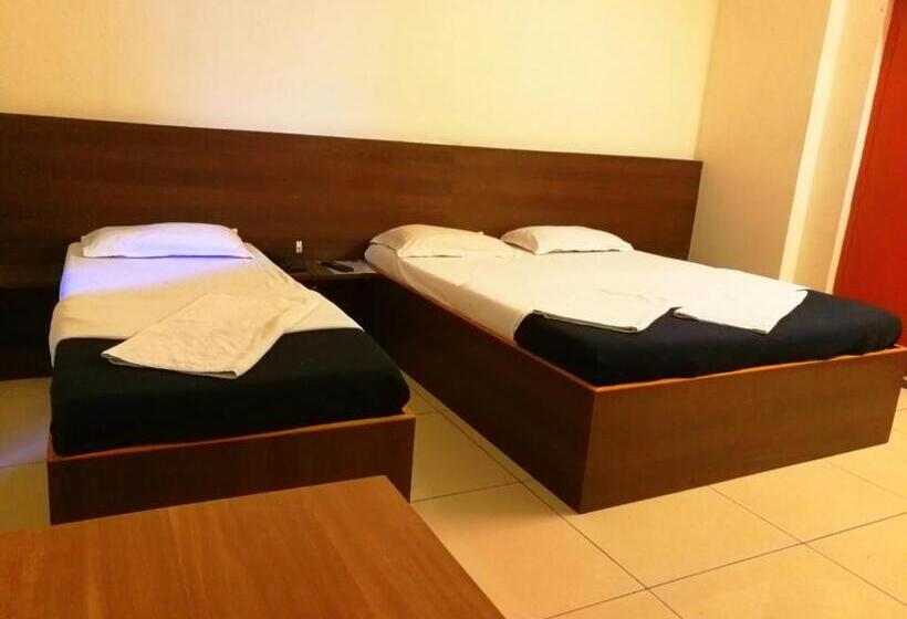 חדר סטנדרט לשלושה, Picnic