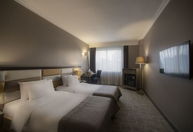 اتاق سوپریور, Taksim Square