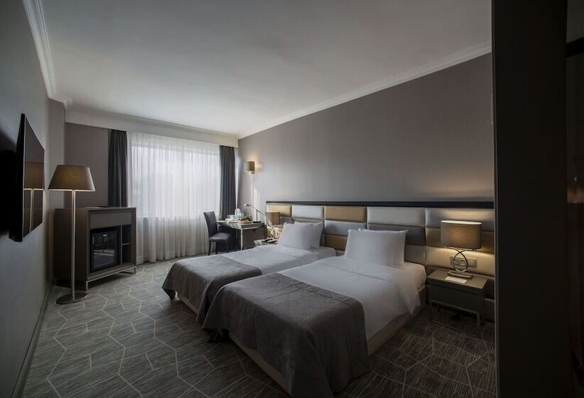 اتاق سوپریور, Taksim Square