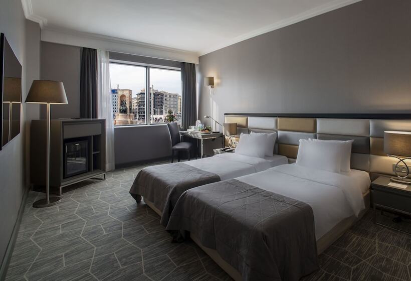 اتاق سوپریور, Taksim Square