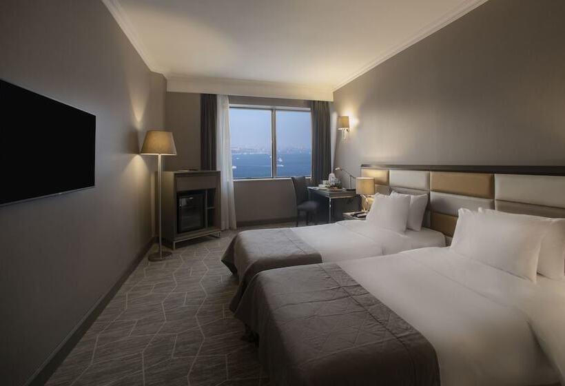 اتاق خانوادگی تودرتو, Taksim Square