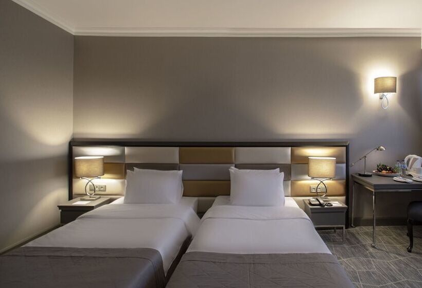 اتاق خانوادگی تودرتو, Taksim Square