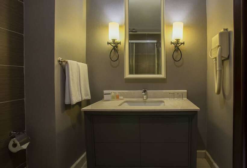 اتاق خانوادگی تودرتو, Taksim Square