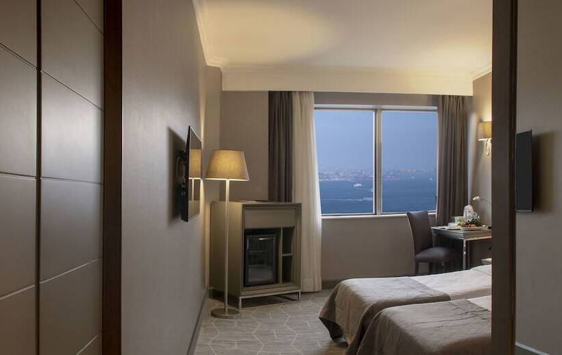 اتاق خانوادگی تودرتو, Taksim Square