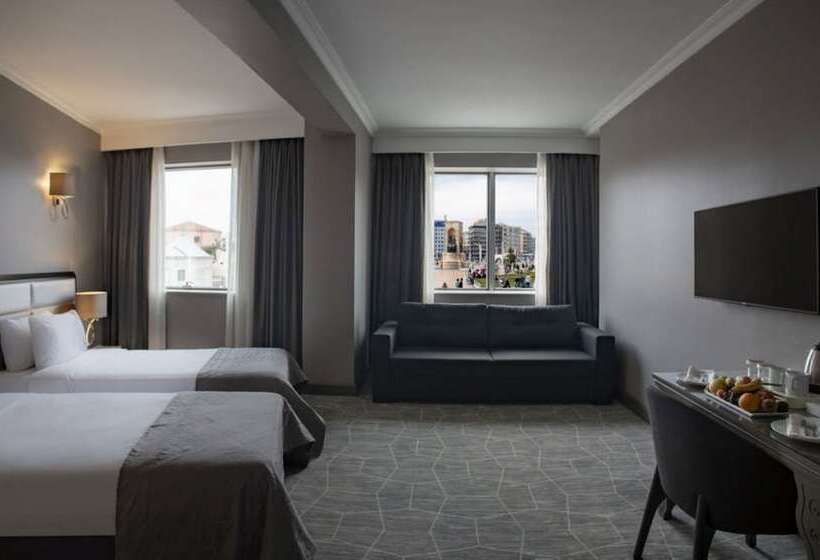 اتاق خانوادگی تودرتو, Taksim Square