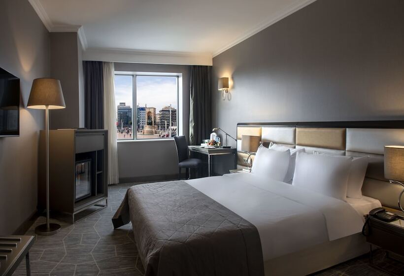 اتاق خانوادگی تودرتو, Taksim Square