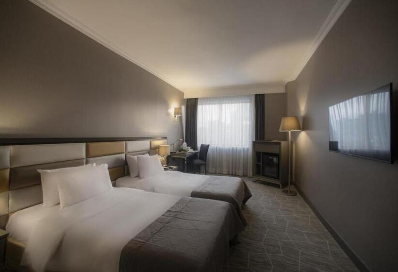 اتاق سوپریور, Taksim Square