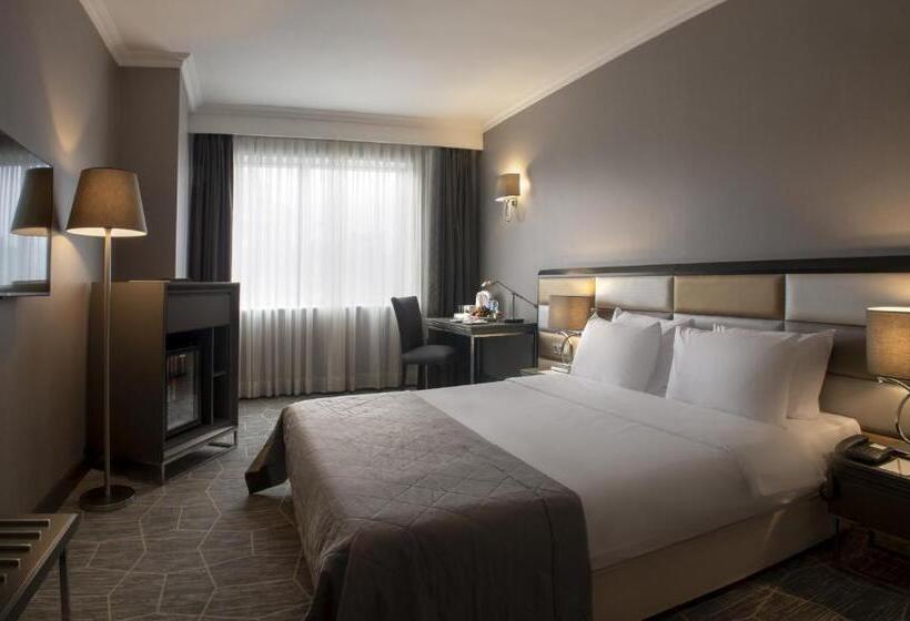 اتاق سوپریور, Taksim Square