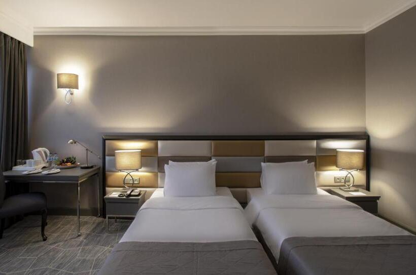 اتاق اکونومی, Taksim Square