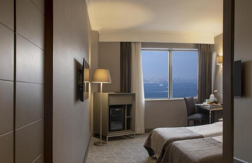 اتاق سوپریور با چشمانداز, Taksim Square