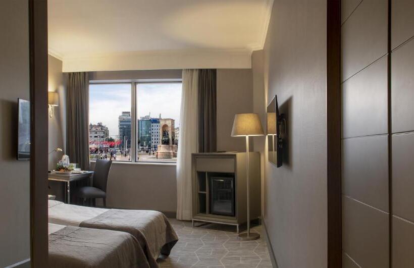 اتاق سوپریور با چشمانداز شهر, Taksim Square