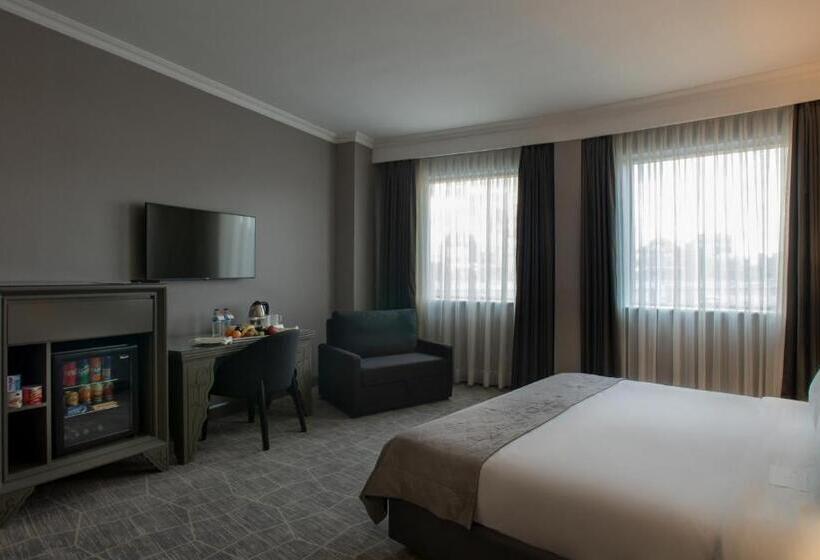 اتاق لوکس با چشمانداز شهر, Taksim Square