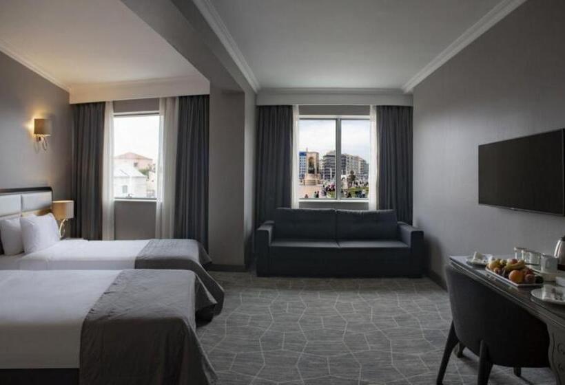 اتاق لوکس با چشمانداز شهر, Taksim Square