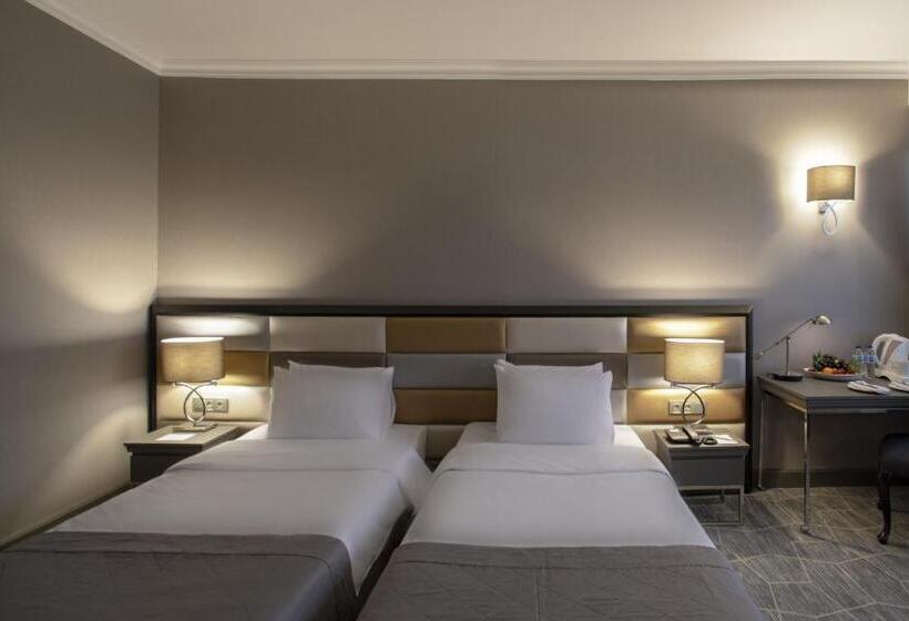 اتاق خانوادگی تودرتو, Taksim Square