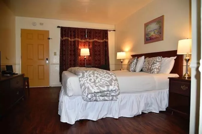 キングサイズベッドのスタンダードルーム, Monterey Pines Inn