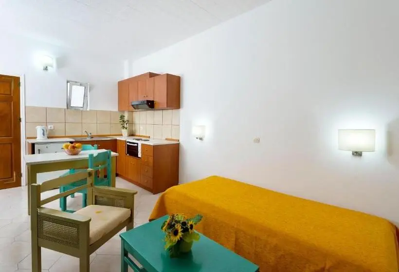 Huoneisto 1 Makuuhuone Allasnäkymä, Trianta Hotel Apartments