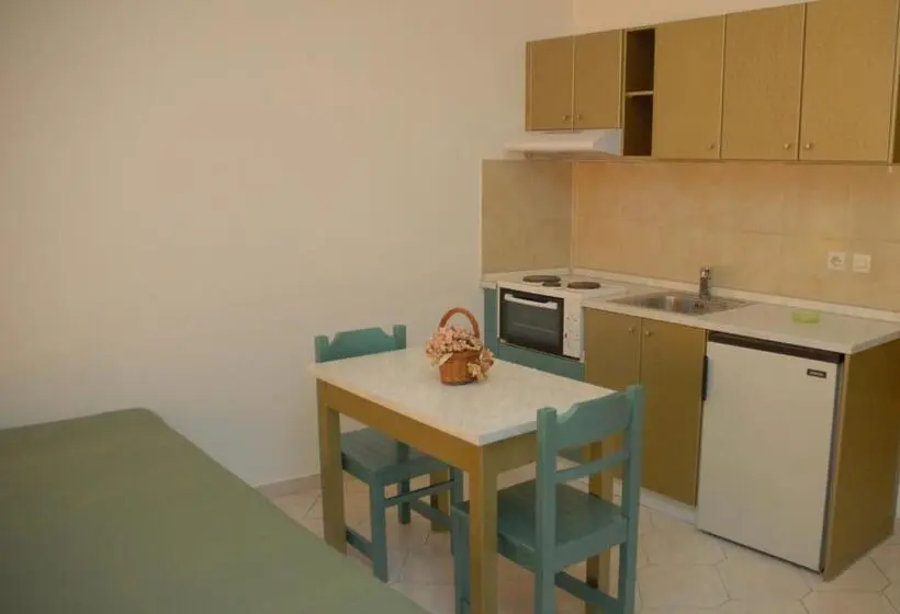 Huoneisto 1 Makuuhuone Allasnäkymä, Trianta Hotel Apartments