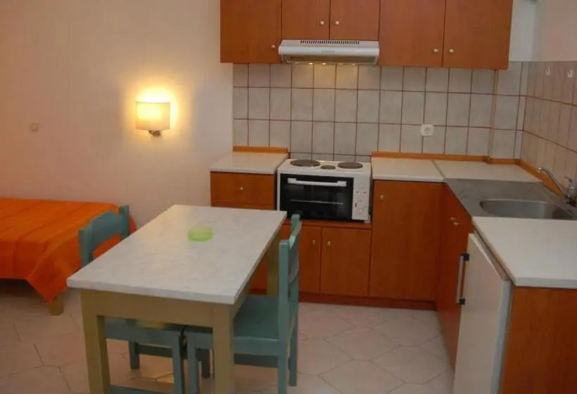 Huoneisto 1 Makuuhuone Allasnäkymä, Trianta Hotel Apartments