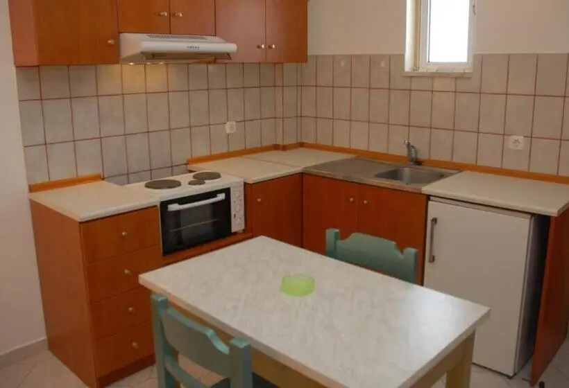 Huoneisto 1 Makuuhuone Allasnäkymä, Trianta Hotel Apartments