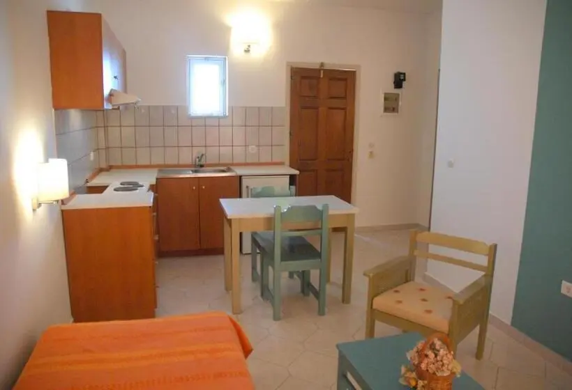 Huoneisto 1 Makuuhuone Allasnäkymä, Trianta Hotel Apartments