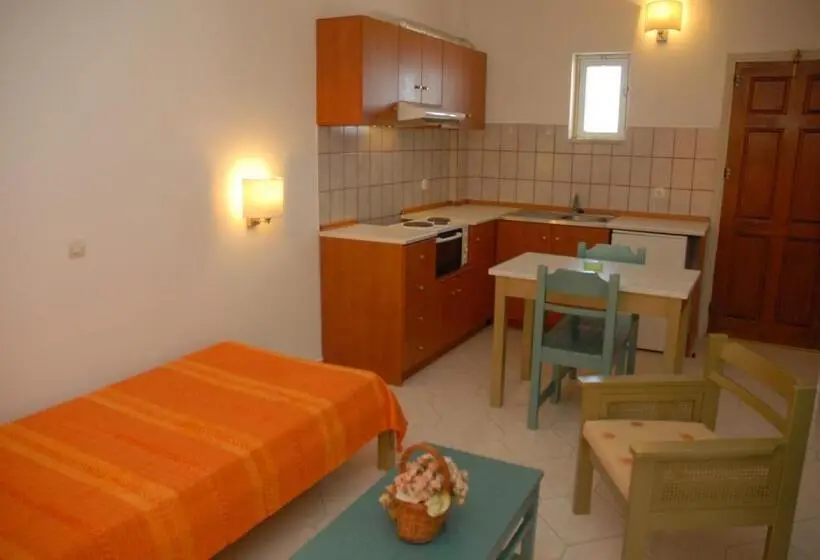 Huoneisto 1 Makuuhuone Allasnäkymä, Trianta Hotel Apartments