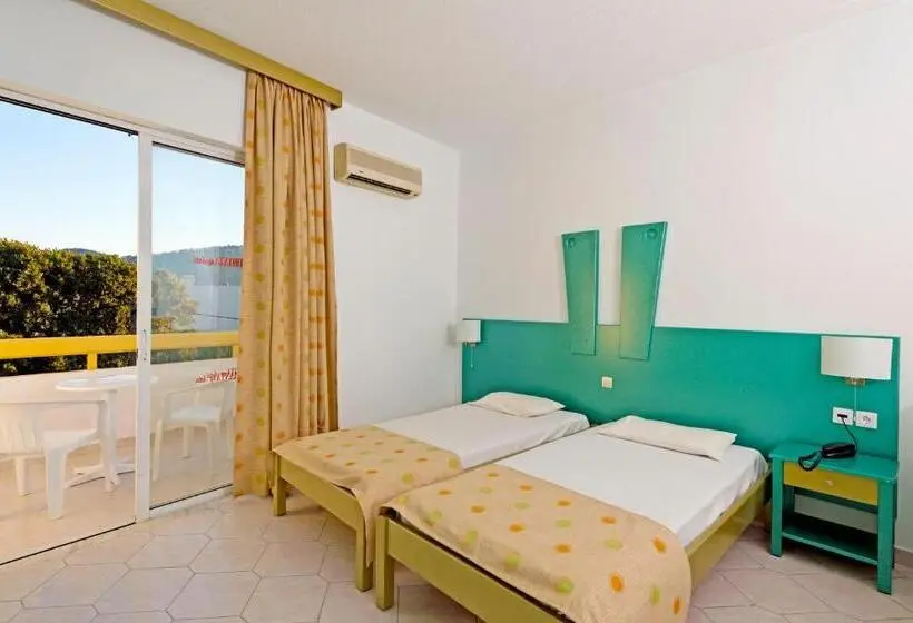 Huoneisto 1 Makuuhuone Allasnäkymä, Trianta Hotel Apartments
