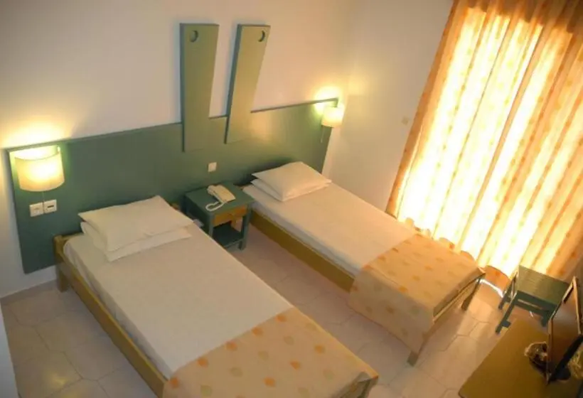Huoneisto 1 Makuuhuone Allasnäkymä, Trianta Hotel Apartments