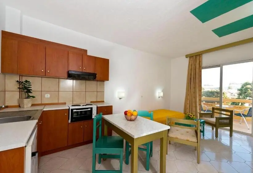Family flat with pool view, Trianta Hotel Apartments