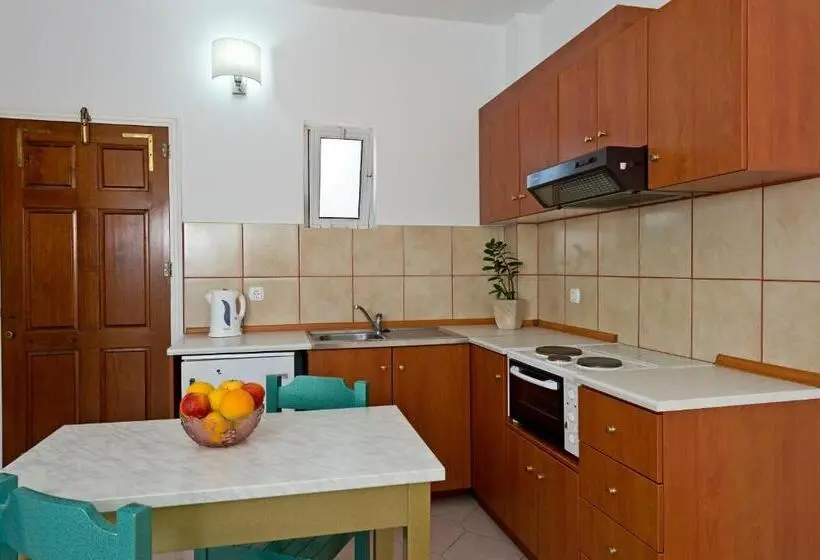 Family flat with pool view, Trianta Hotel Apartments