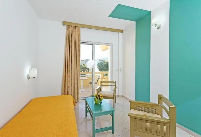 Family flat with pool view, Trianta Hotel Apartments
