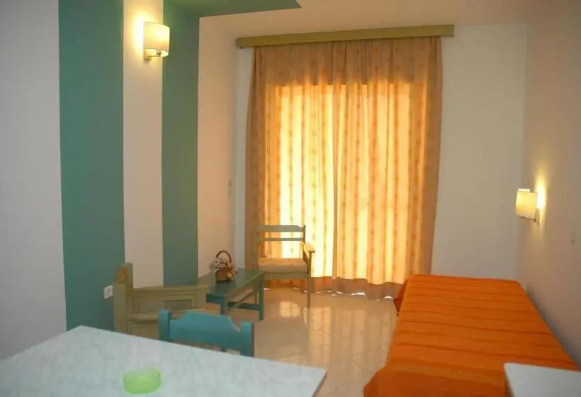 Family flat with pool view, Trianta Hotel Apartments