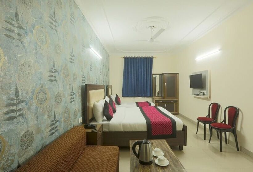 高级三人间, Mayank Residency