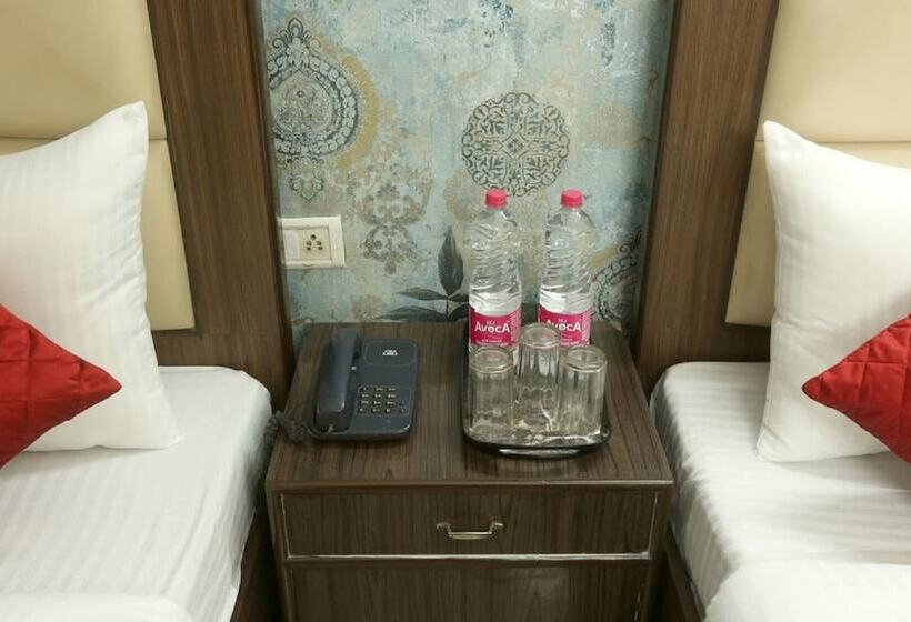 高级三人间, Mayank Residency