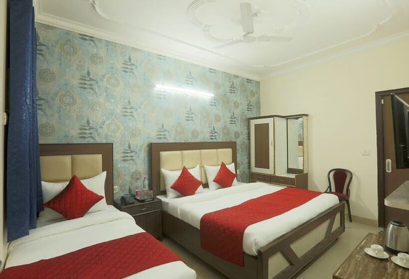 高级三人间, Mayank Residency