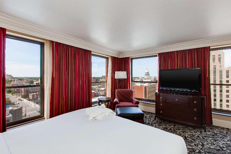 Suite King Size Bed, President Abraham Lincoln Springfield   Doubletree By Hilton