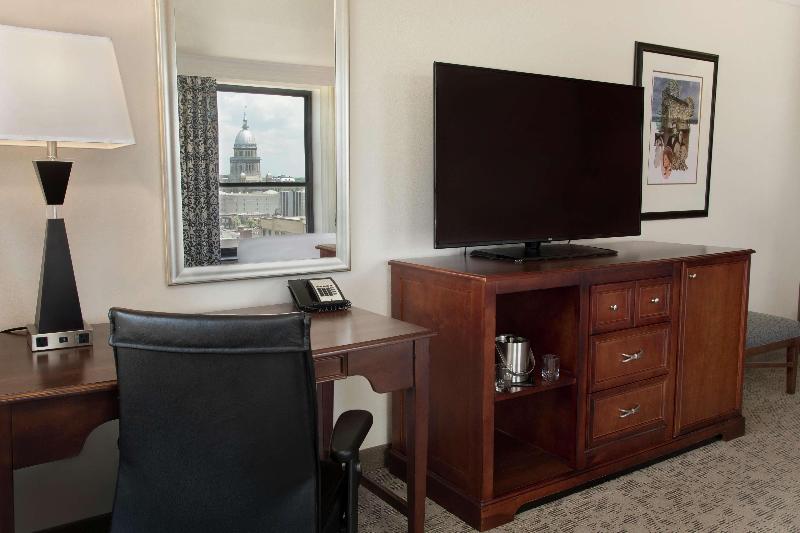 Standard Szoba King Size Bed, President Abraham Lincoln Springfield   Doubletree By Hilton