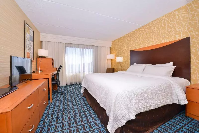 キングサイズベッドのスタンダードルーム, Fairfield Inn Rochester Airport