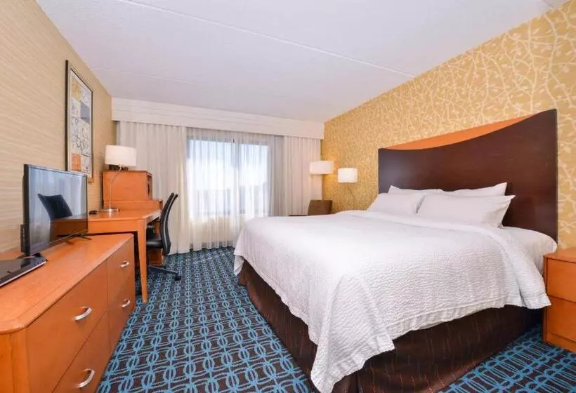 キングサイズベッドのスタンダードルーム, Fairfield Inn Rochester Airport
