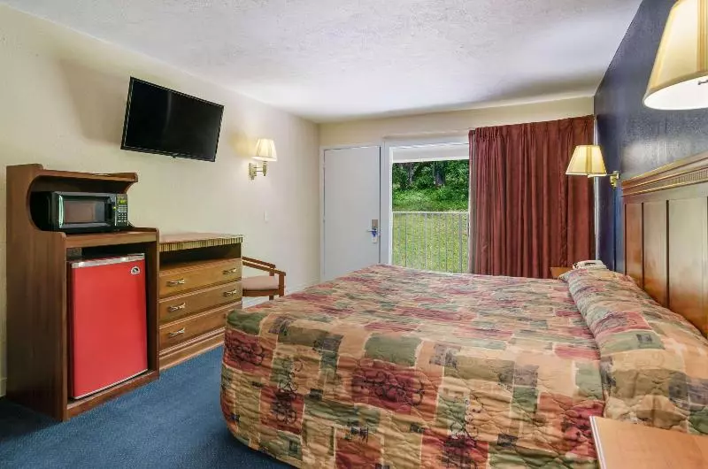 キングサイズベッドのスタンダードルーム, Rodeway Inn Church Hill  Tri Cities Area