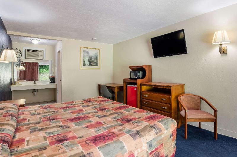 חדר סטנדרט עם מיטת קינג, Rodeway Inn Church Hill  Tri Cities Area