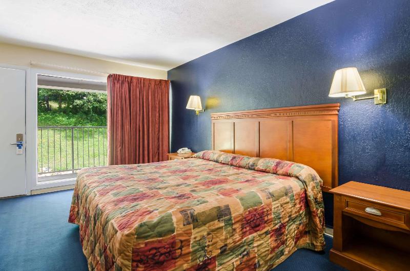 带大床的标准间, Rodeway Inn Church Hill  Tri Cities Area
