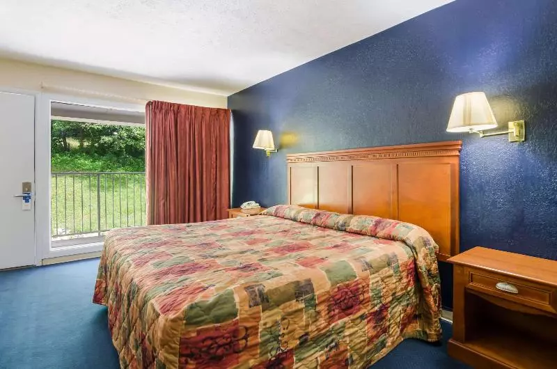 キングサイズベッドのスタンダードルーム, Rodeway Inn Church Hill  Tri Cities Area