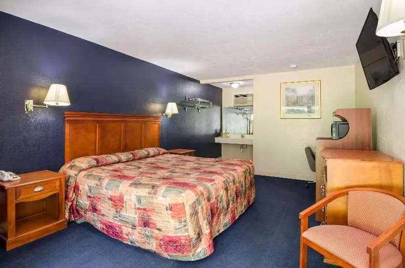 キングサイズベッドのスタンダードルーム, Rodeway Inn Church Hill  Tri Cities Area