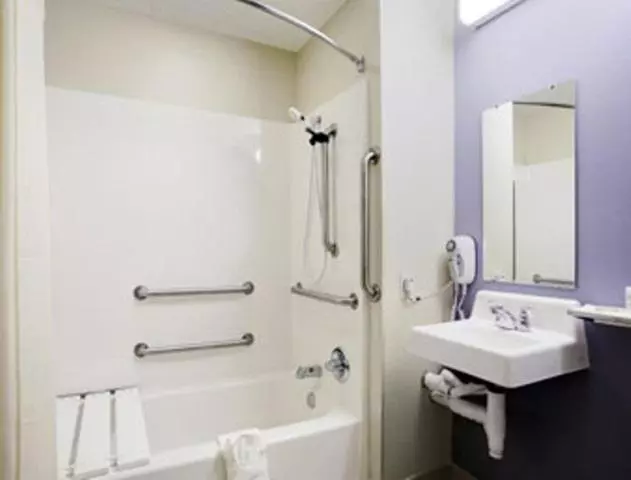 身障者適用スタンダードルーム, Microtel Inn And Suites Gassaway