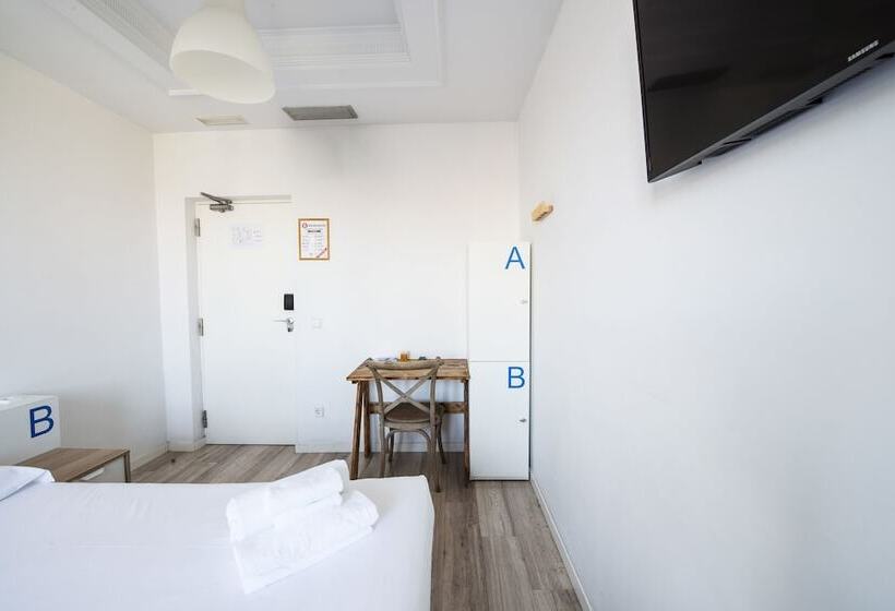 اتاق استاندارد با سرویس بهداشتی مشترک, Safestay Madrid Central